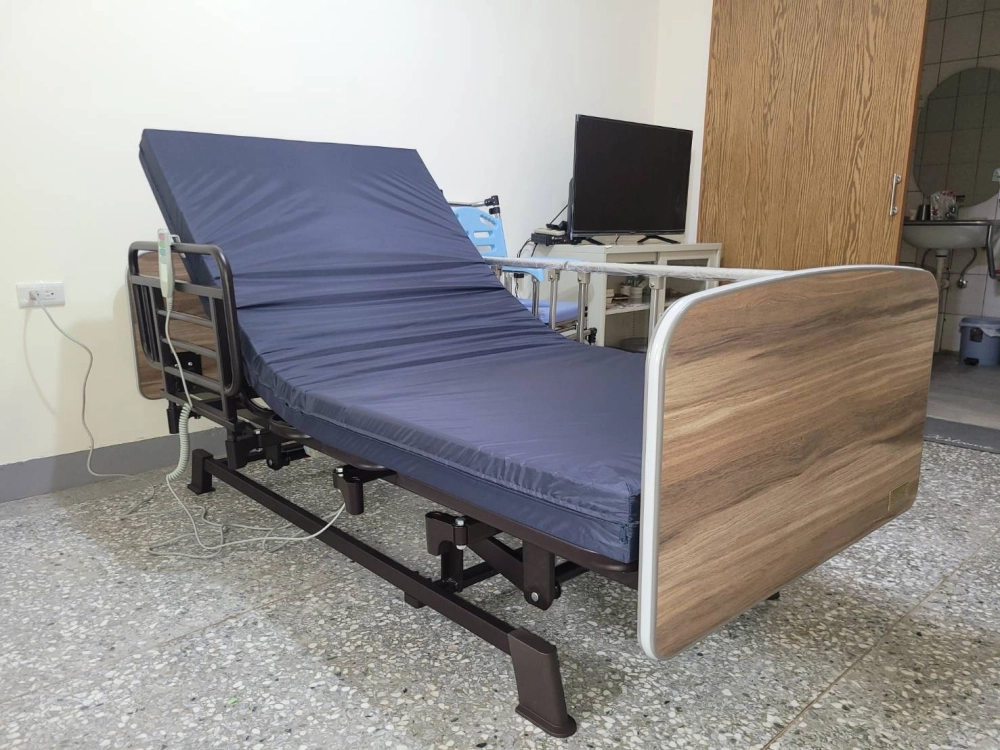 樂齡電動床，混合搭配抽取式護欄+雙開護欄