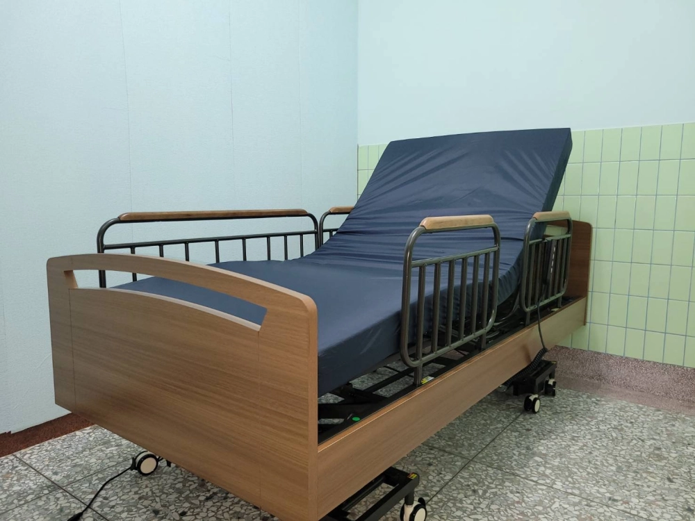 四馬達居家電動床，搭配七段式釋壓床墊（厚10公分）