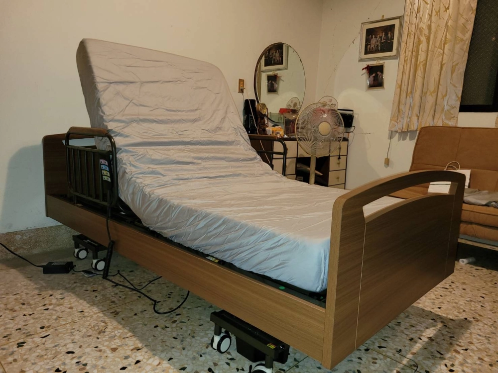 四馬達居家照顧床，搭配七段式釋壓床墊（厚15公分）