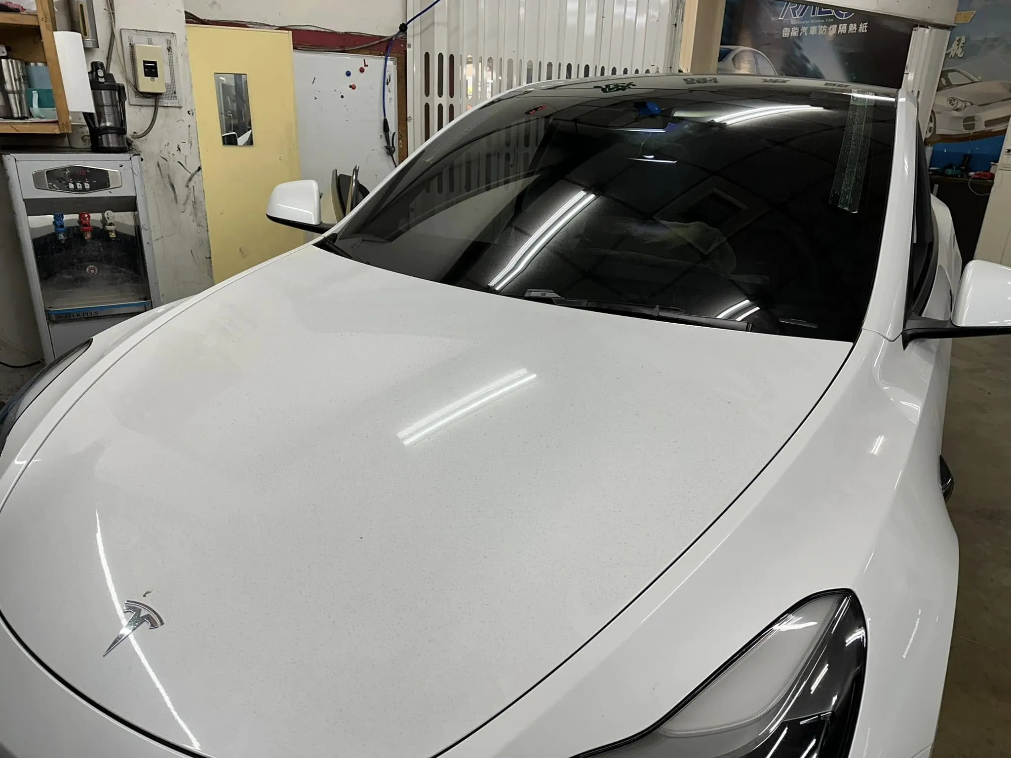 施工項目:特斯拉Y更換前檔正廠