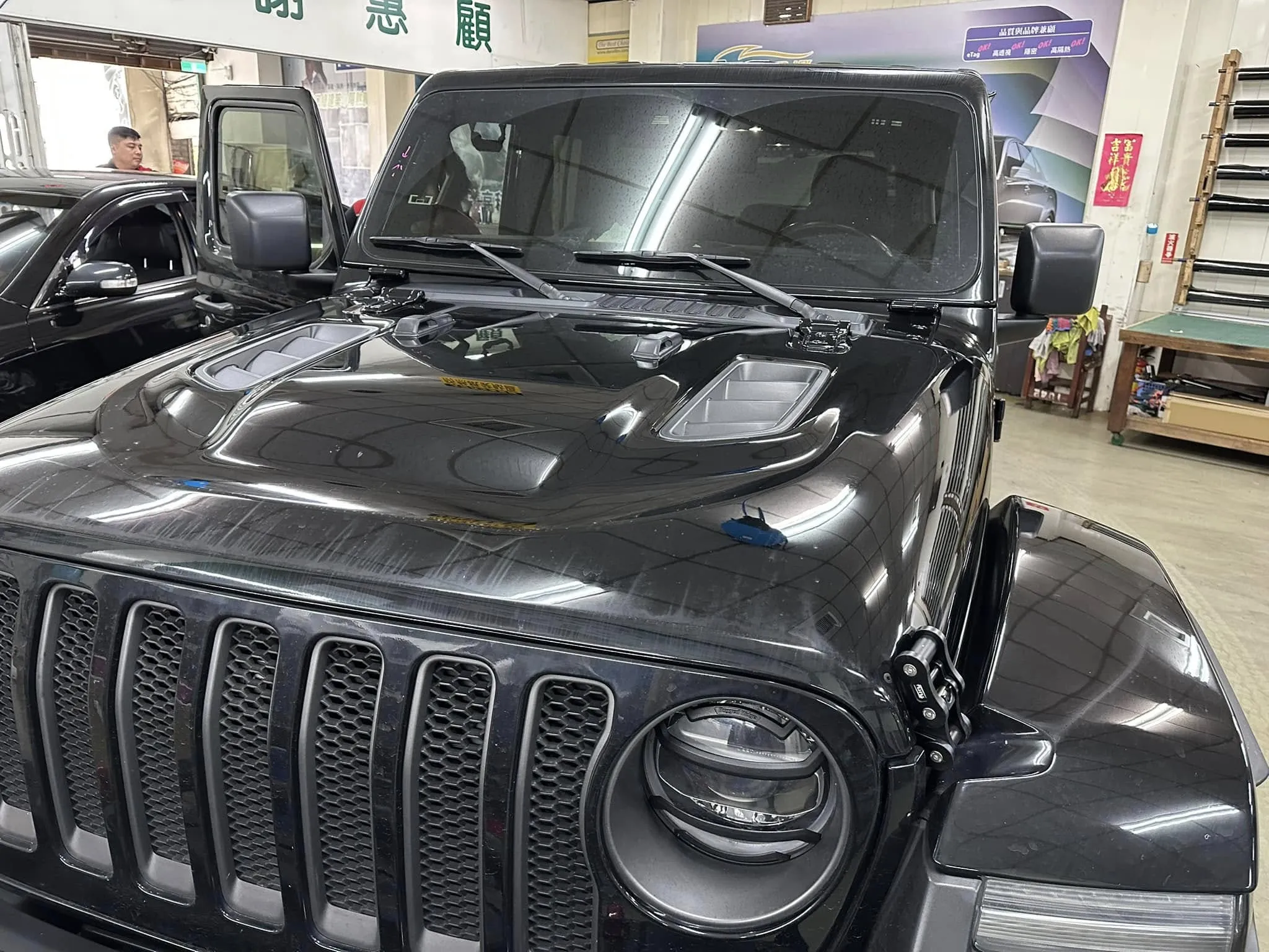 施工項目:新JeeP更換正廠玻璃+隔熱紙
