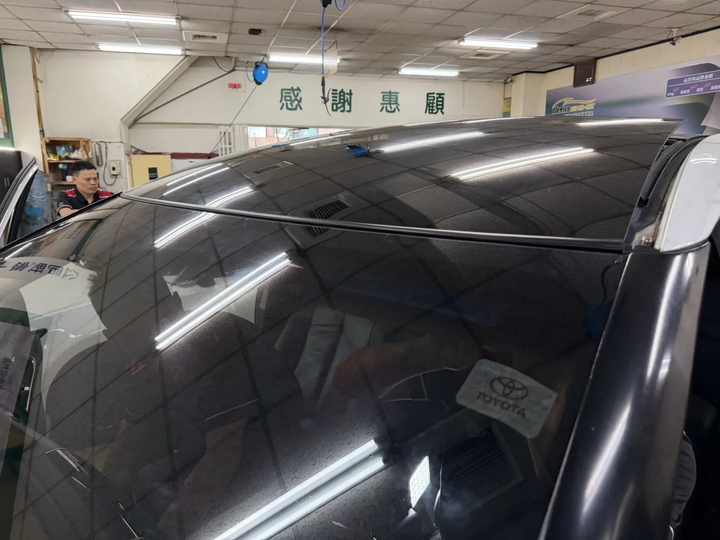 12年式 TOYOTA PREVIA 天窗前飾條氧化 更換