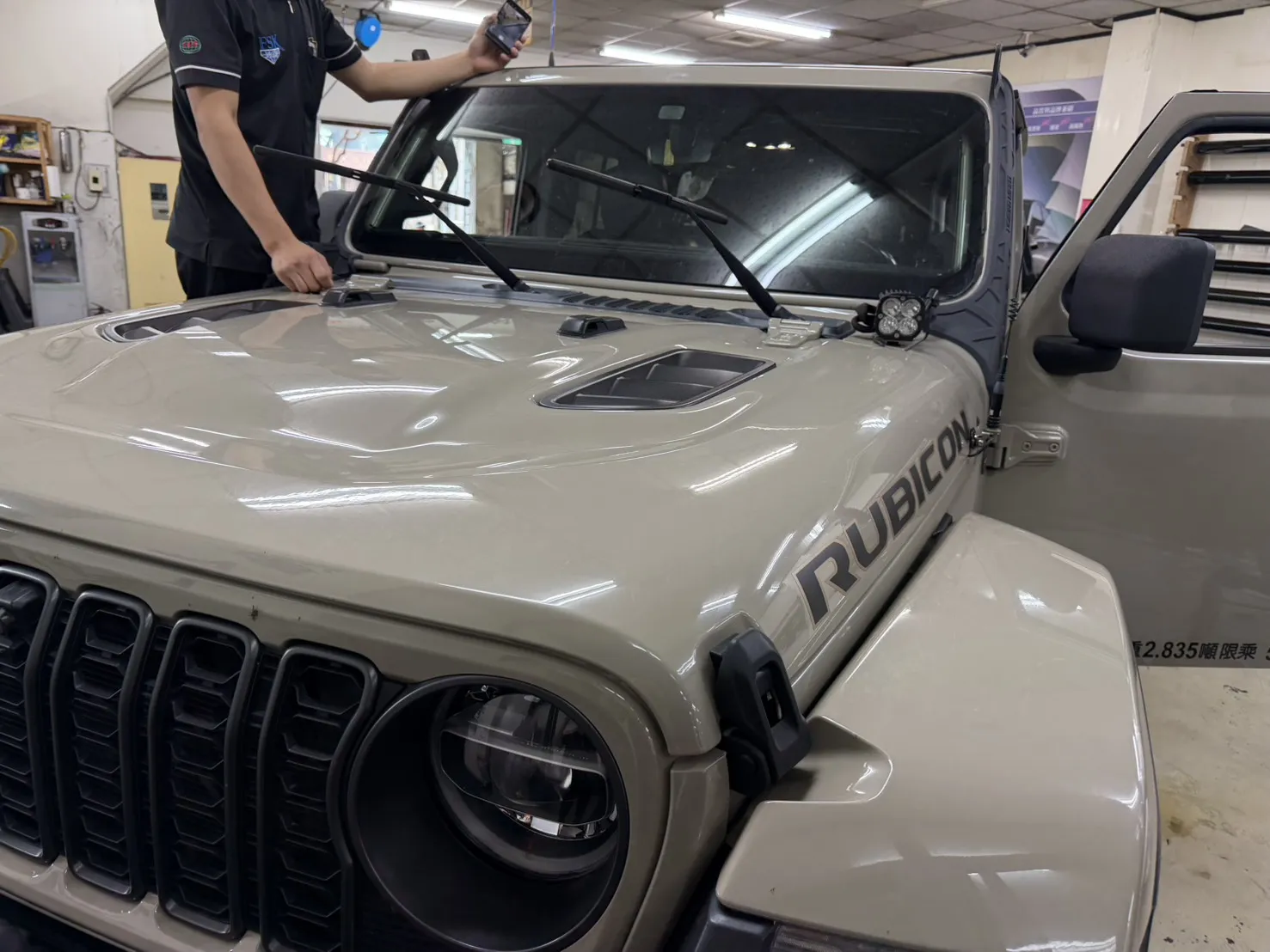 少量的吉普車 也沒難倒我們 美國空運來台 正廠玻璃施作