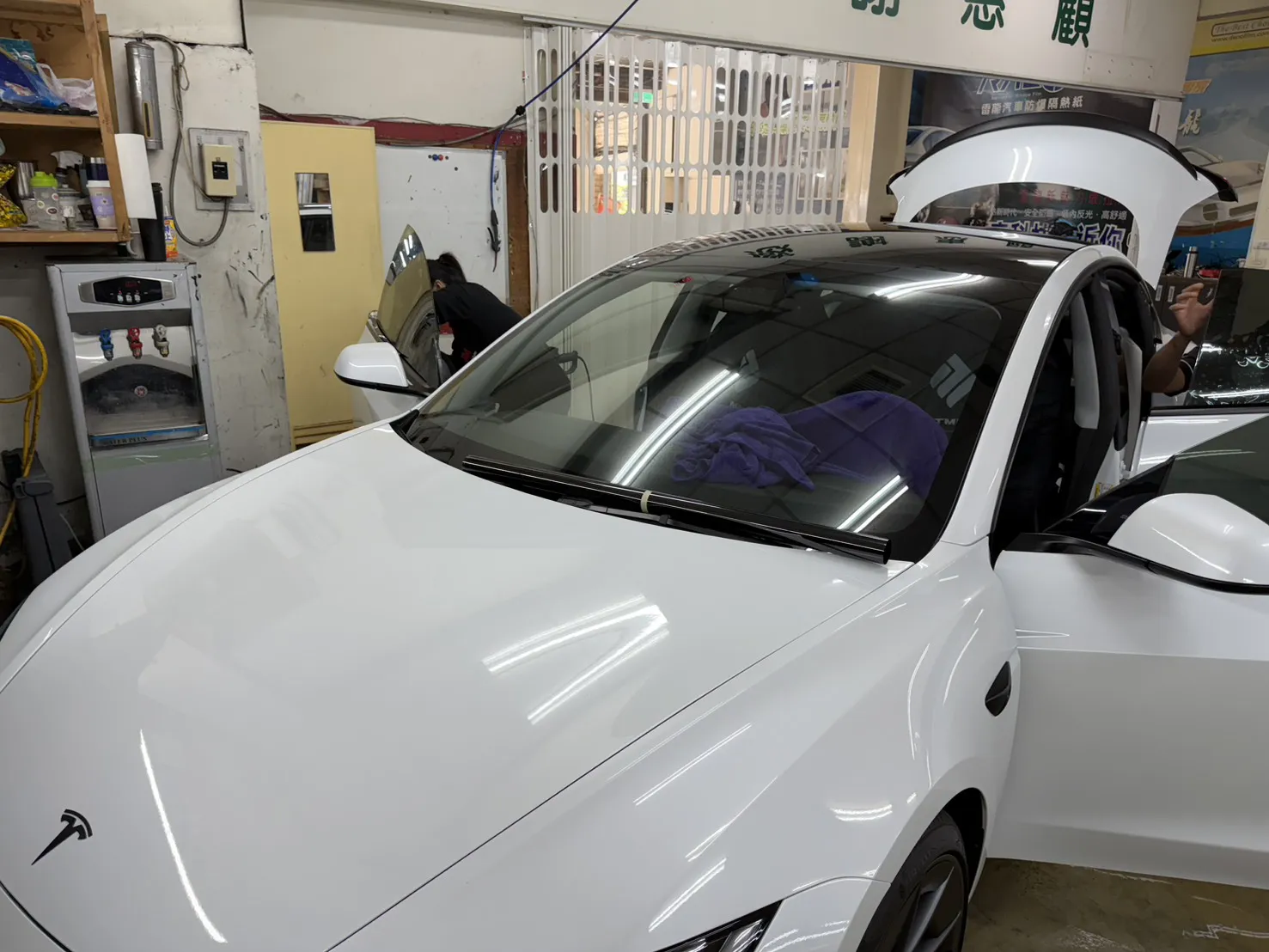 特斯拉新3/貼黃金量子膜AU系列-台中特斯拉隔熱紙/台中汽車隔熱紙