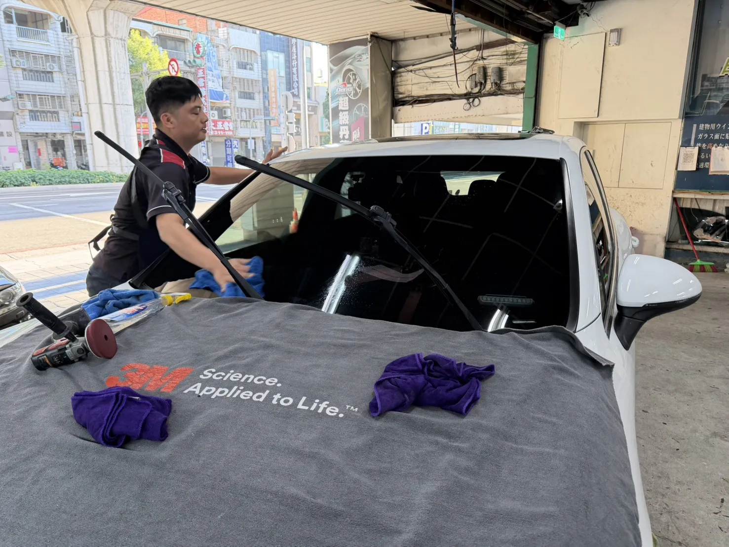 保時捷前檔拋光-台中前擋風玻璃修補/台中前擋風玻璃修復