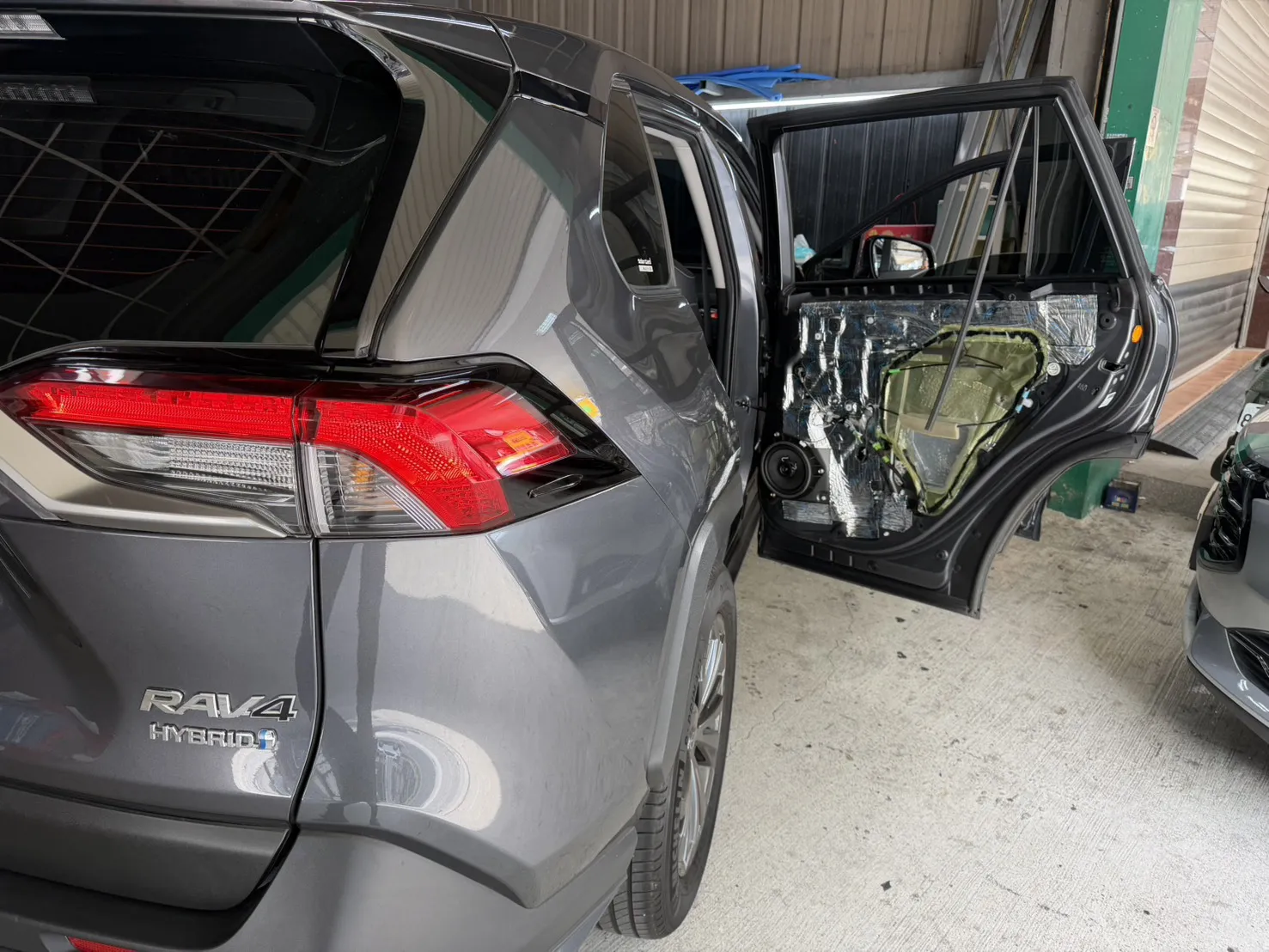 2024RAV4 安裝霖商行降躁玻璃+貼隔熱紙