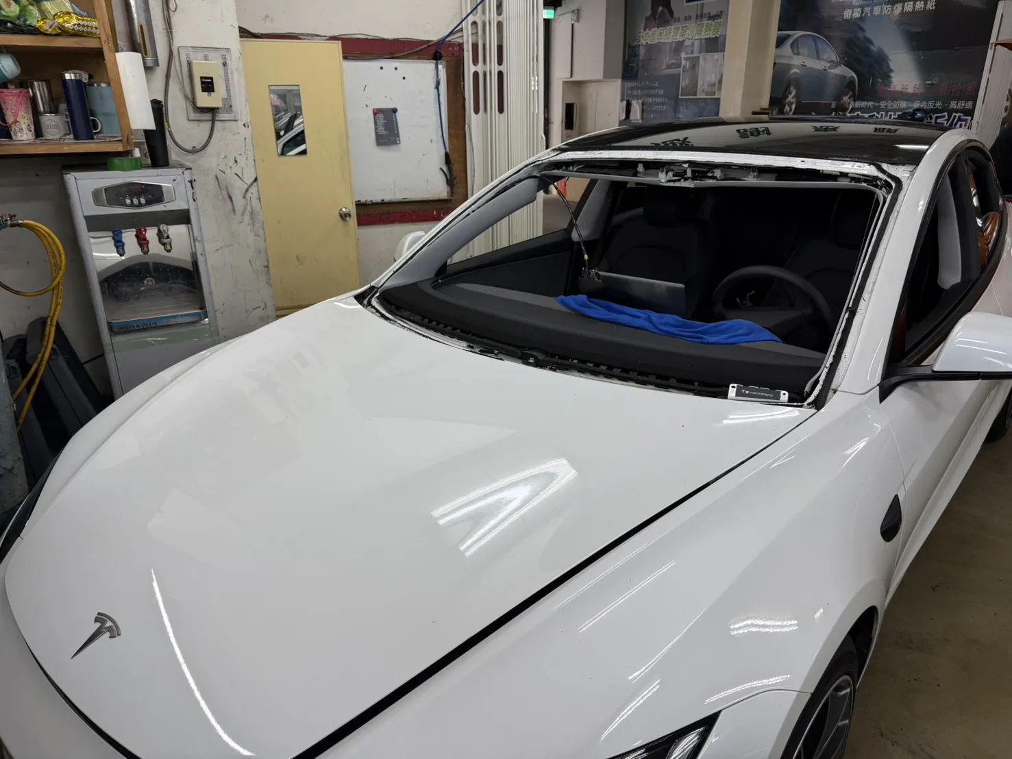 特斯拉3/更換前檔天窗玻璃