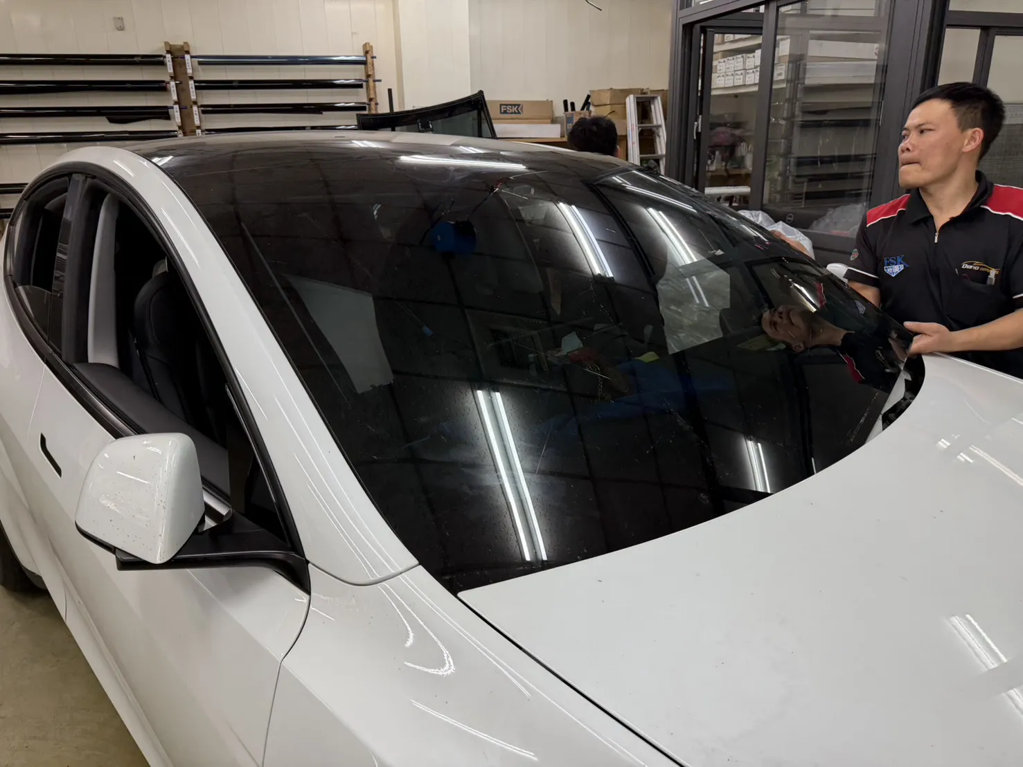 特斯拉Y更換前檔正廠玻璃+貼FSK隔熱紙