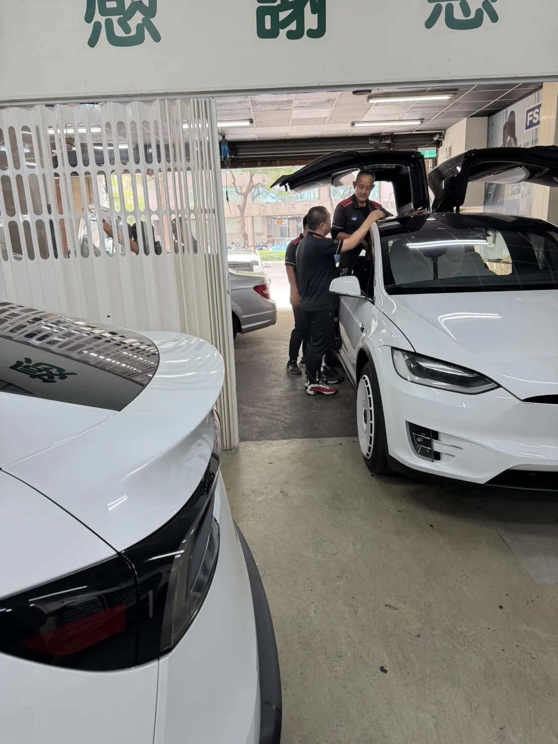 客人MX天窗膠條氧化 協助處理