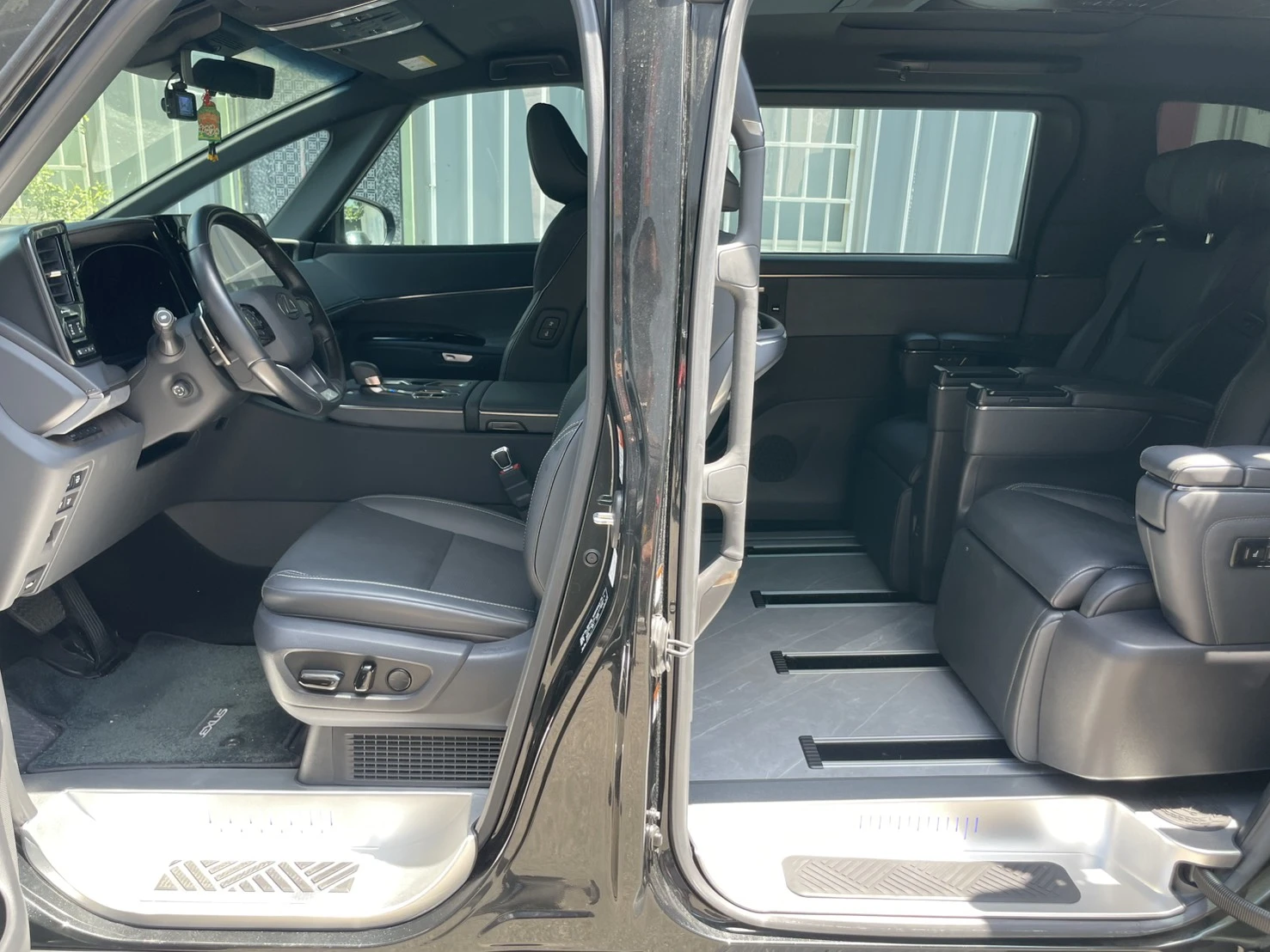 LEXUS LM500h