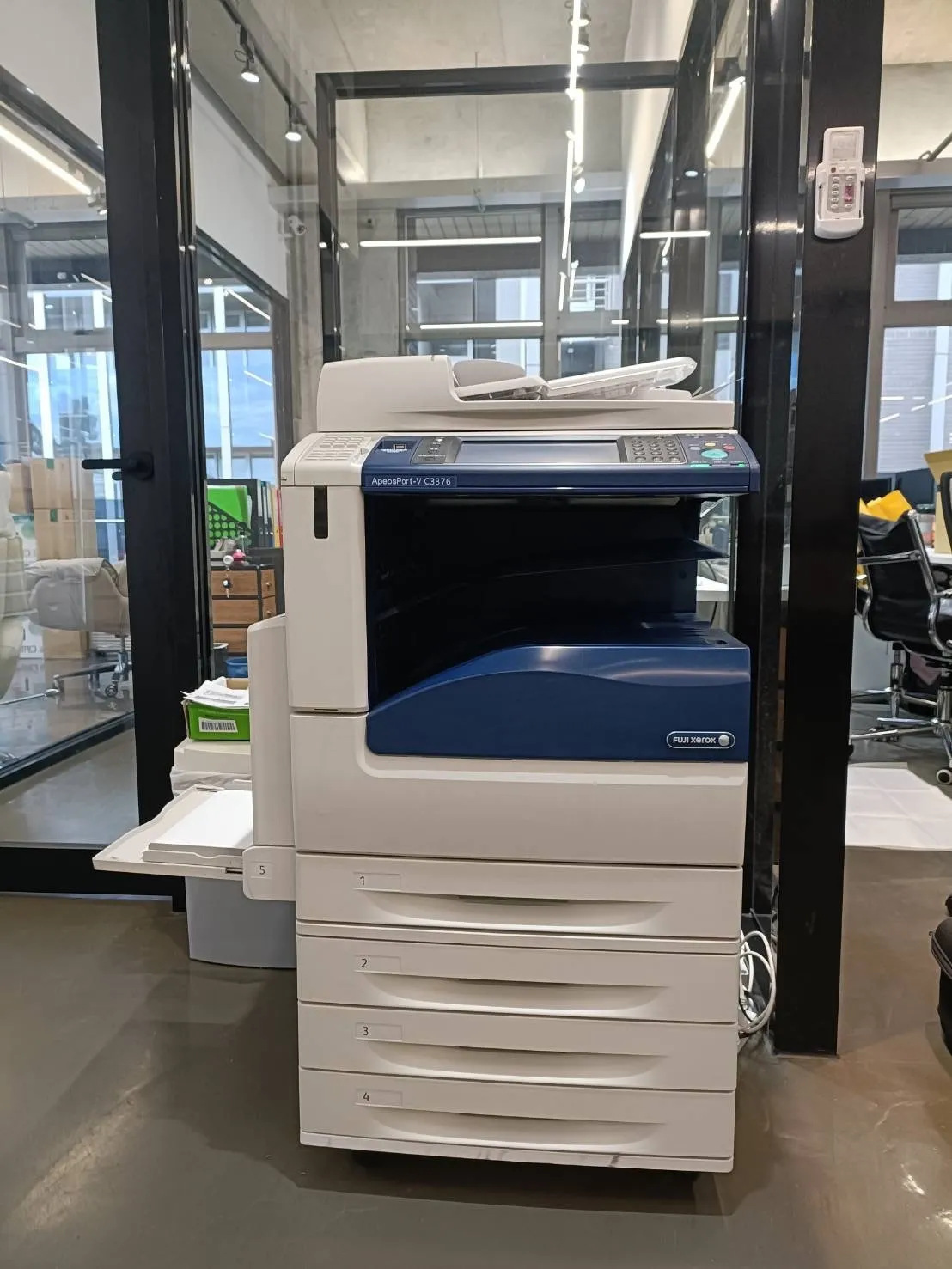 台北市內湖區 網路電商 租賃機型：FUJI XEROX V-C3376 合作期間：2年