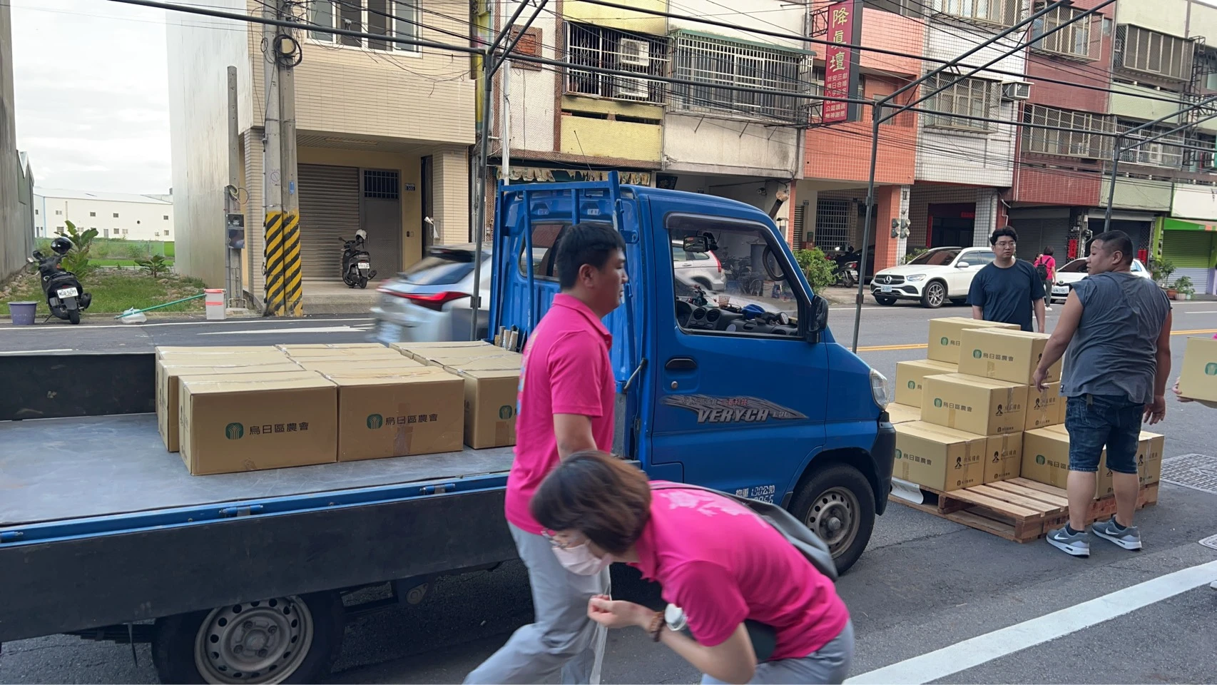楊先生長期探訪偏向弱勢家庭及社區老人關懷 供品20箱白米三箱