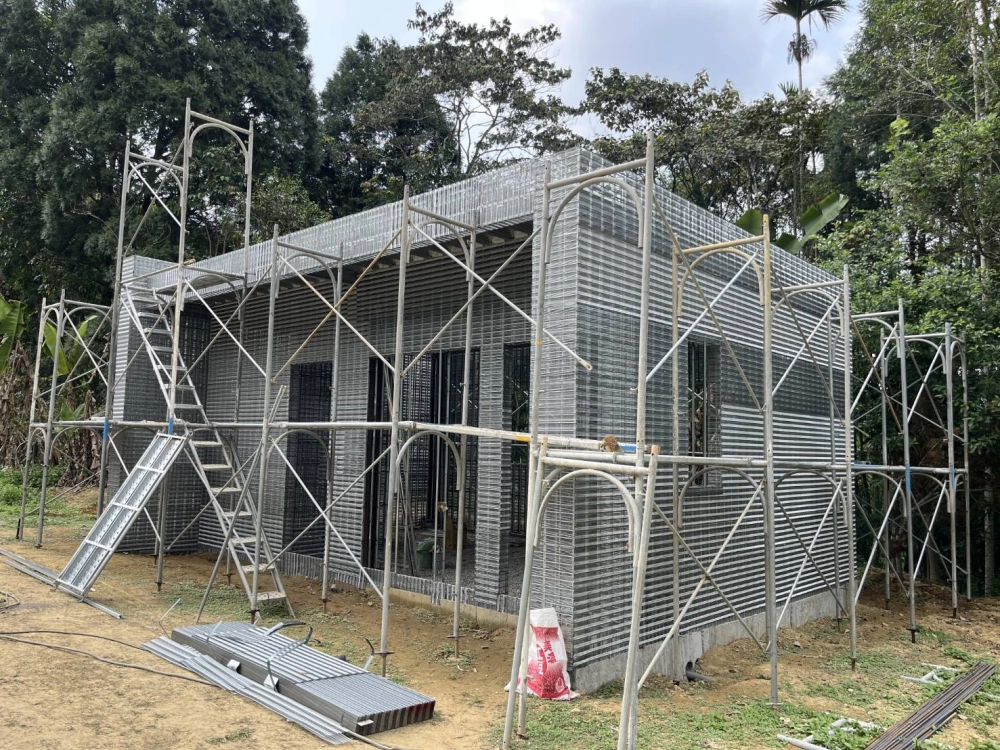 115.4.22鋼網牆組立中