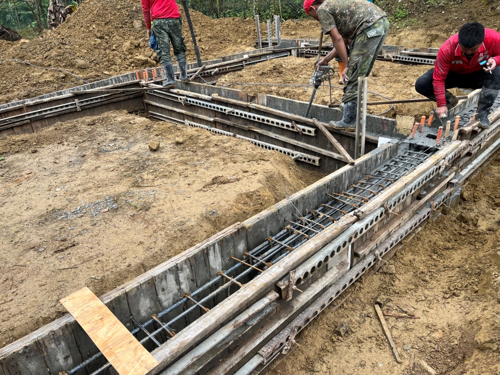 115.3.7地梁灌漿完成