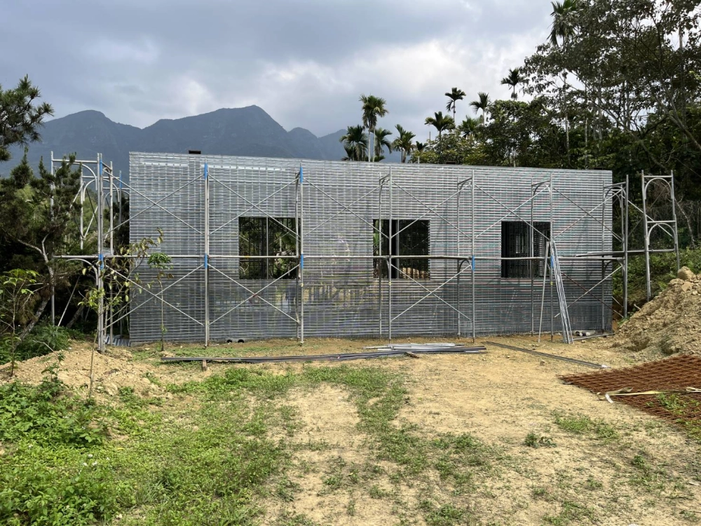 115.4.22鋼網牆組立中