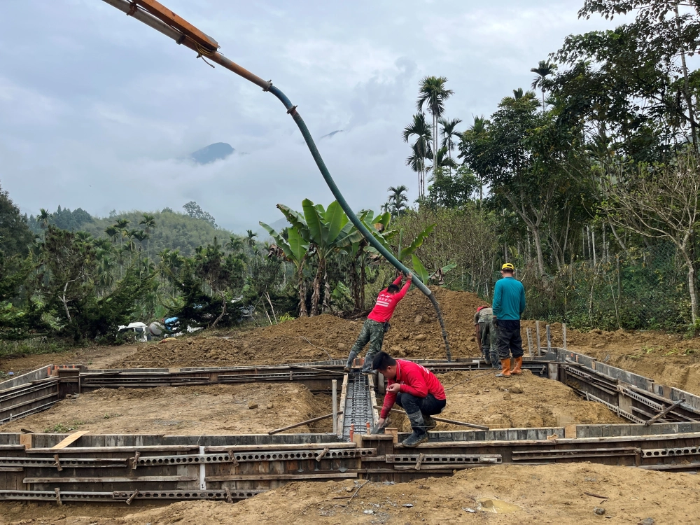 115.3.7地梁灌漿完成