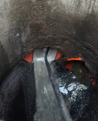 【影片】水刀清洗油垢管路