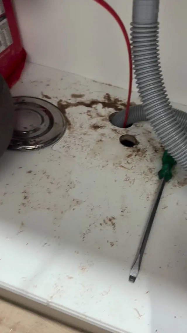 有做系統櫃的朋友 櫃子裡面接水管的孔｜新竹通浴室地排｜竹北通浴室地排｜