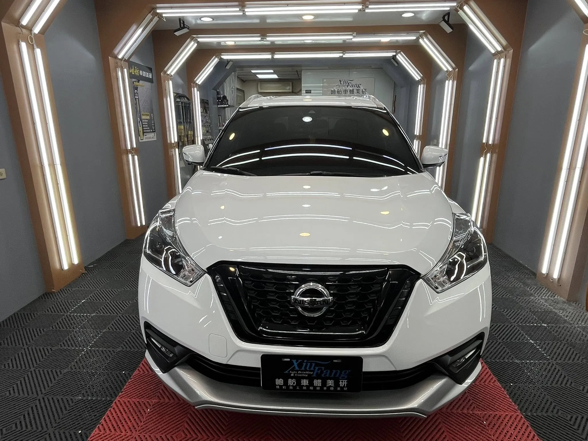 車主車由家人代步一段時間，期間多在加油站洗車，導致漆面產生深淺不一的刮痕與明顯太陽紋。