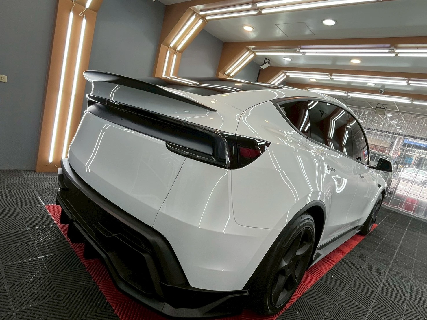 TESLA Model 煥新Y