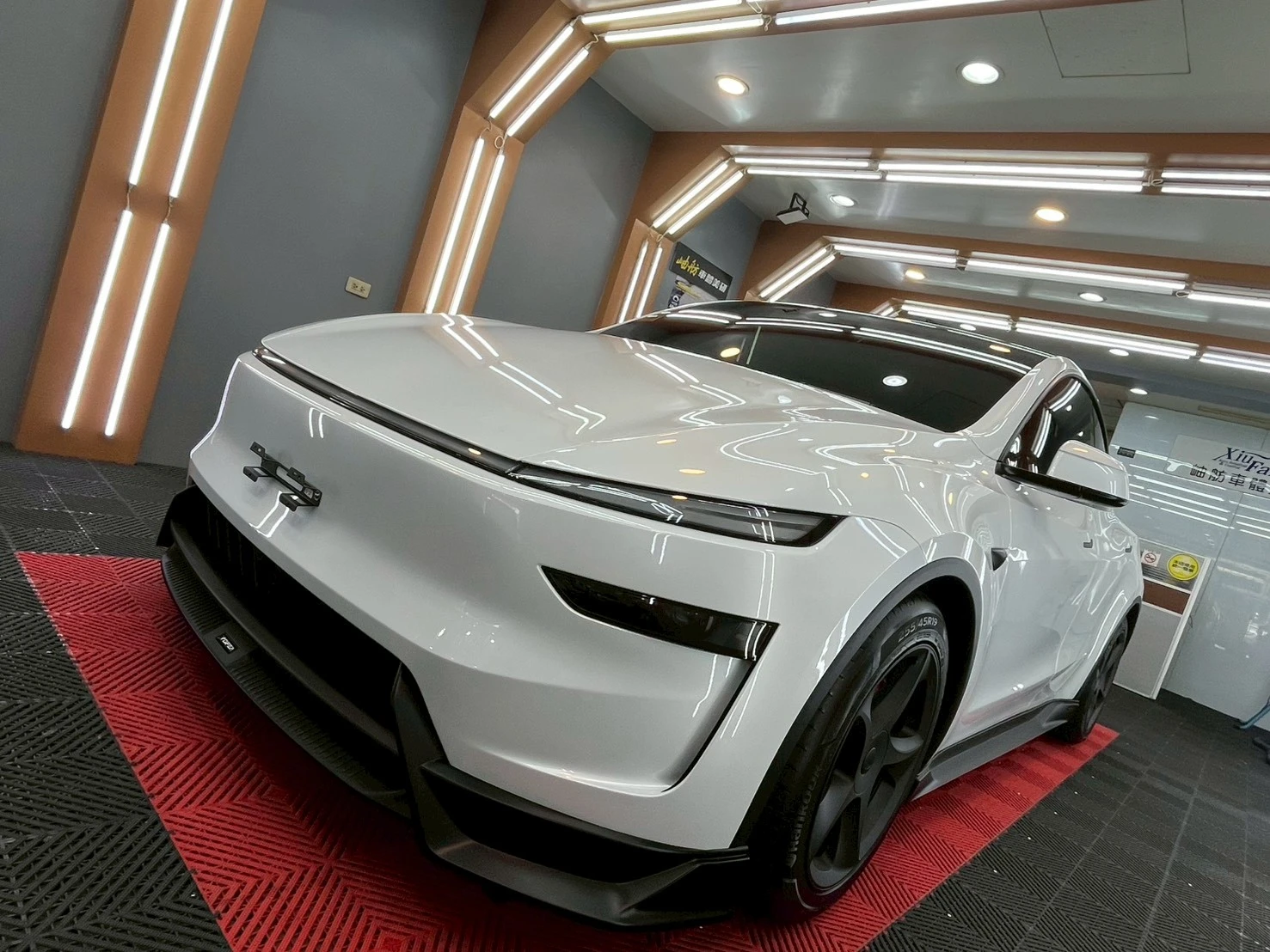 TESLA Model 煥新Y