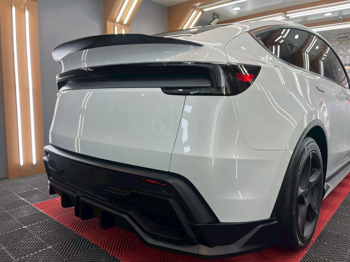 TESLA Model 煥新Y