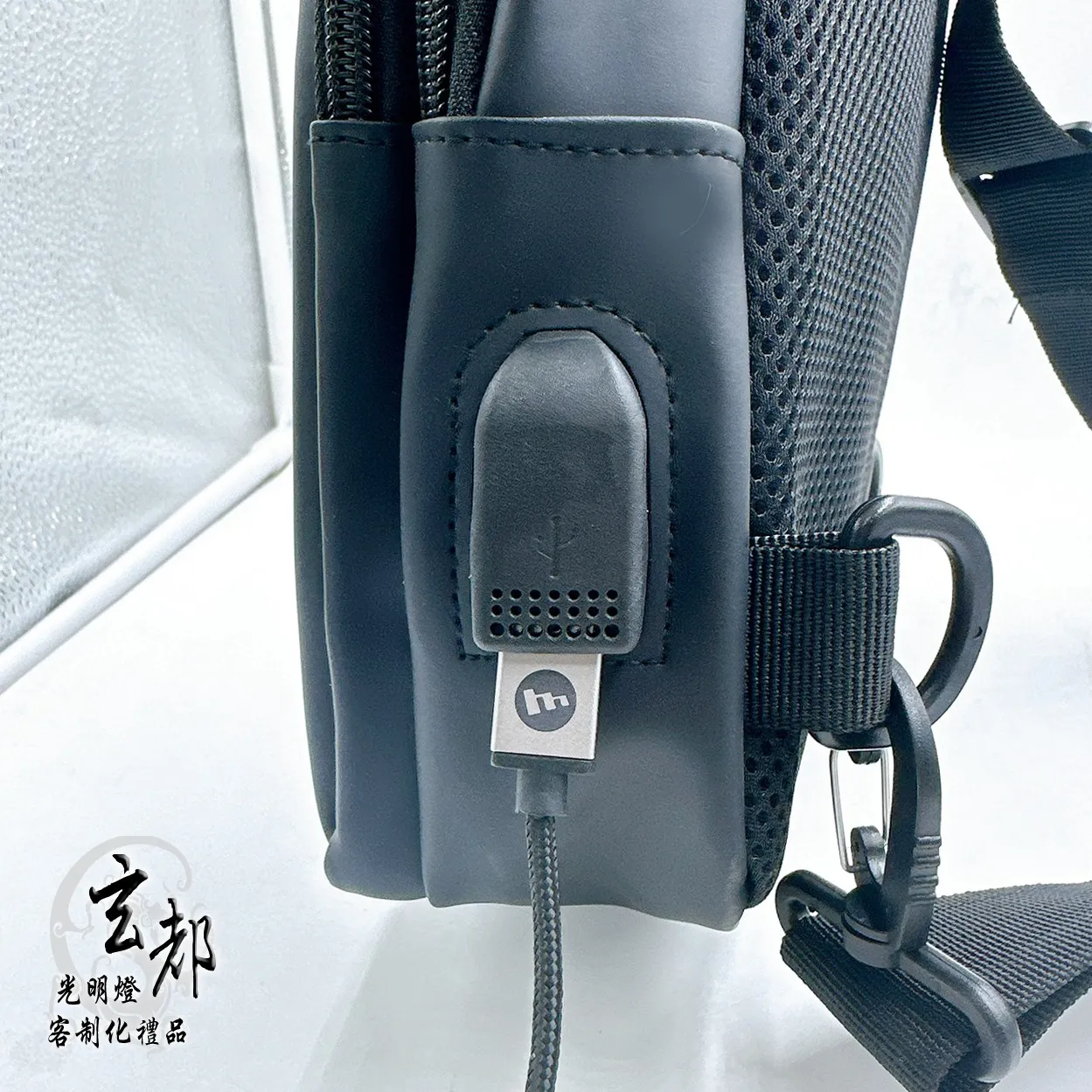 皮革USB插電肩背包