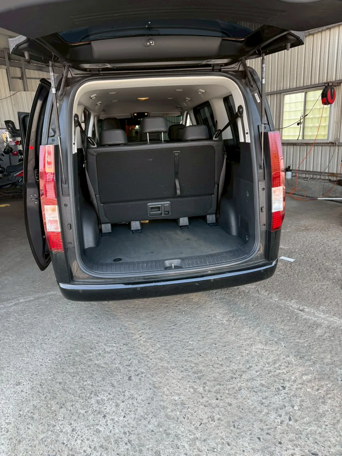 Hyundai Staria 9人座商務車