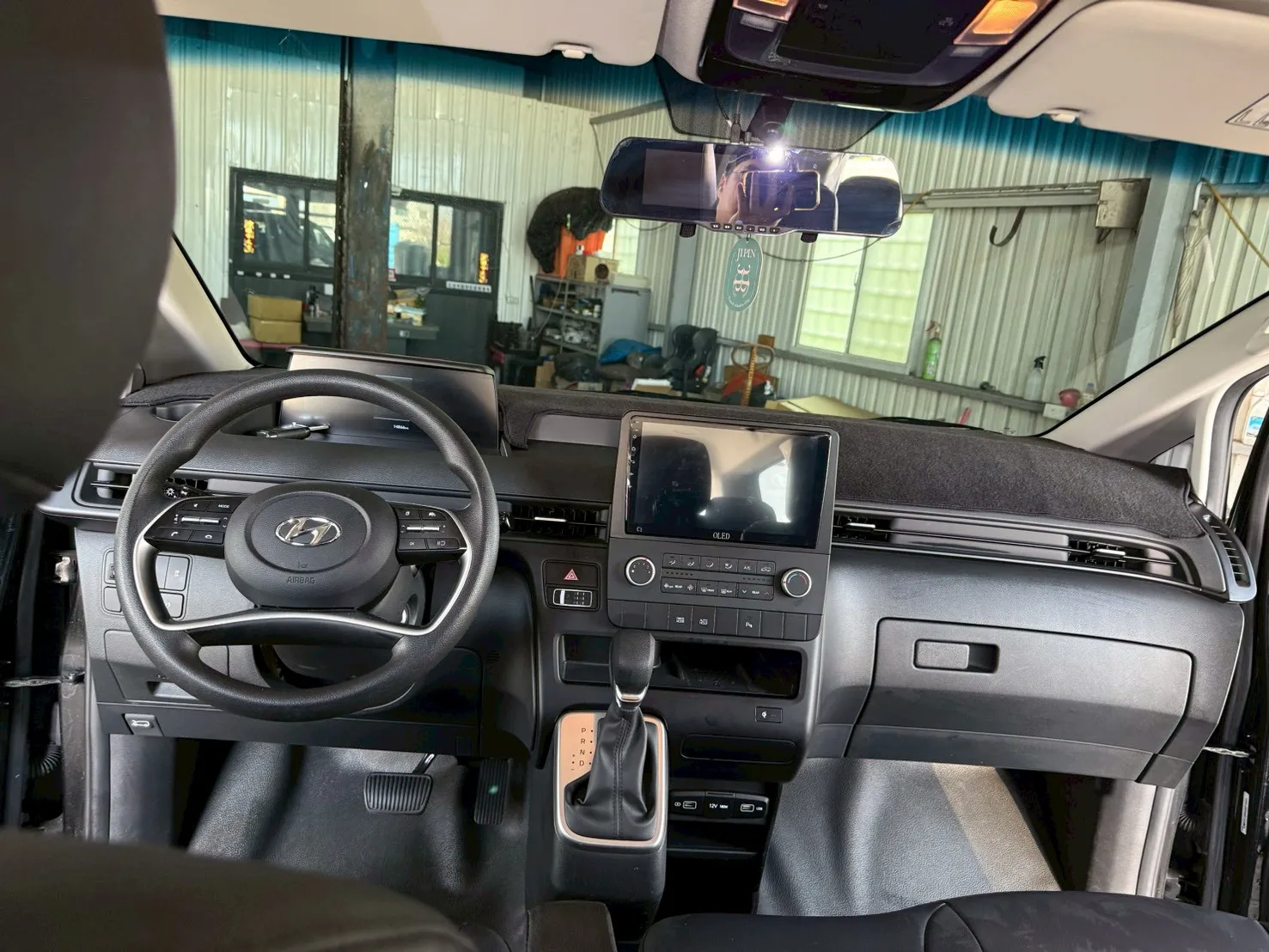 Hyundai Staria 9人座商務車