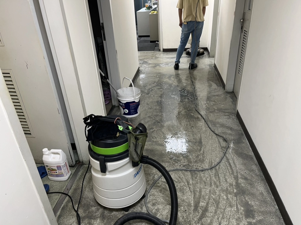 員工休息室塑膠地板十多年未洗過