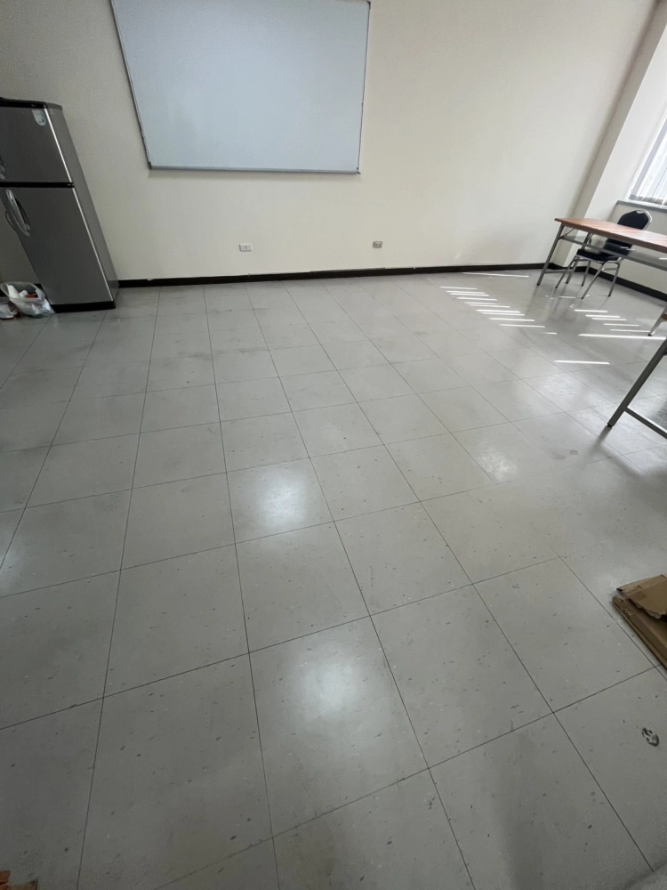 員工休息室塑膠地板十多年未洗過