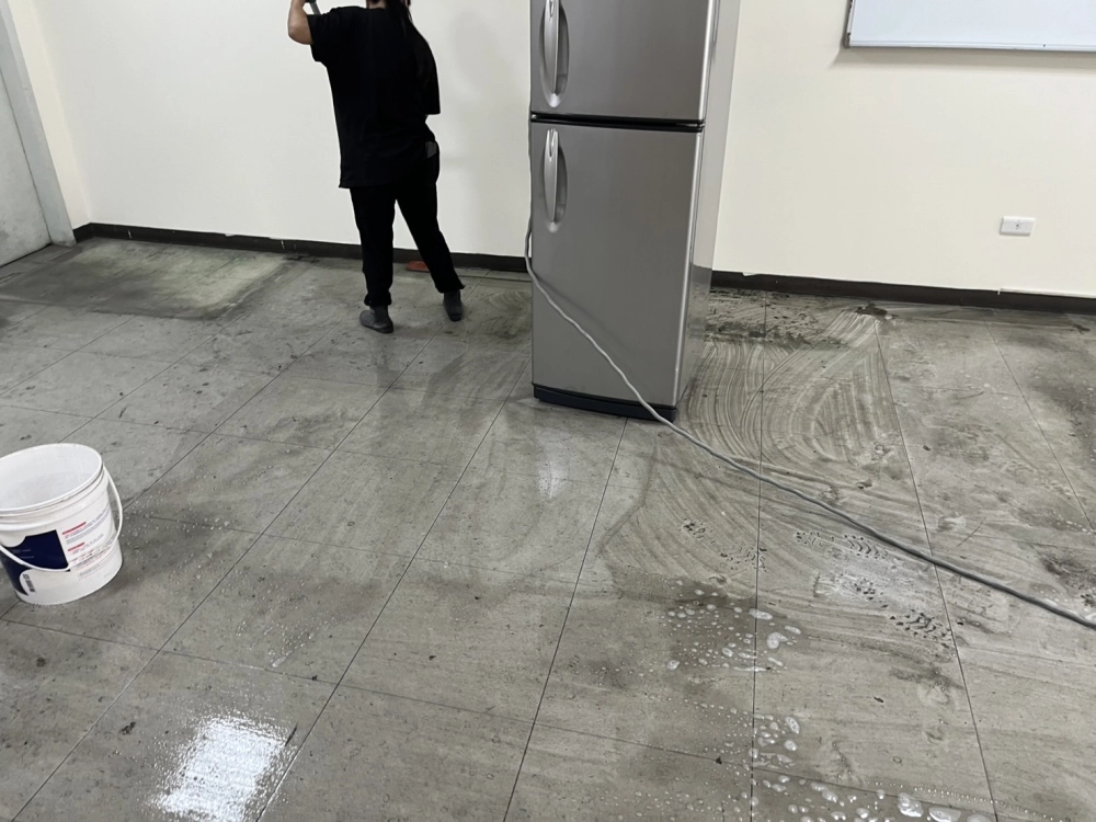 員工休息室塑膠地板十多年未洗過