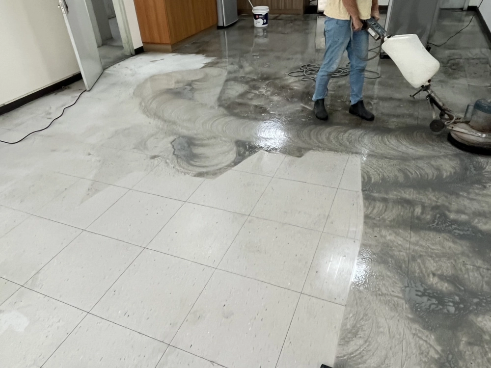 員工休息室塑膠地板十多年未洗過
