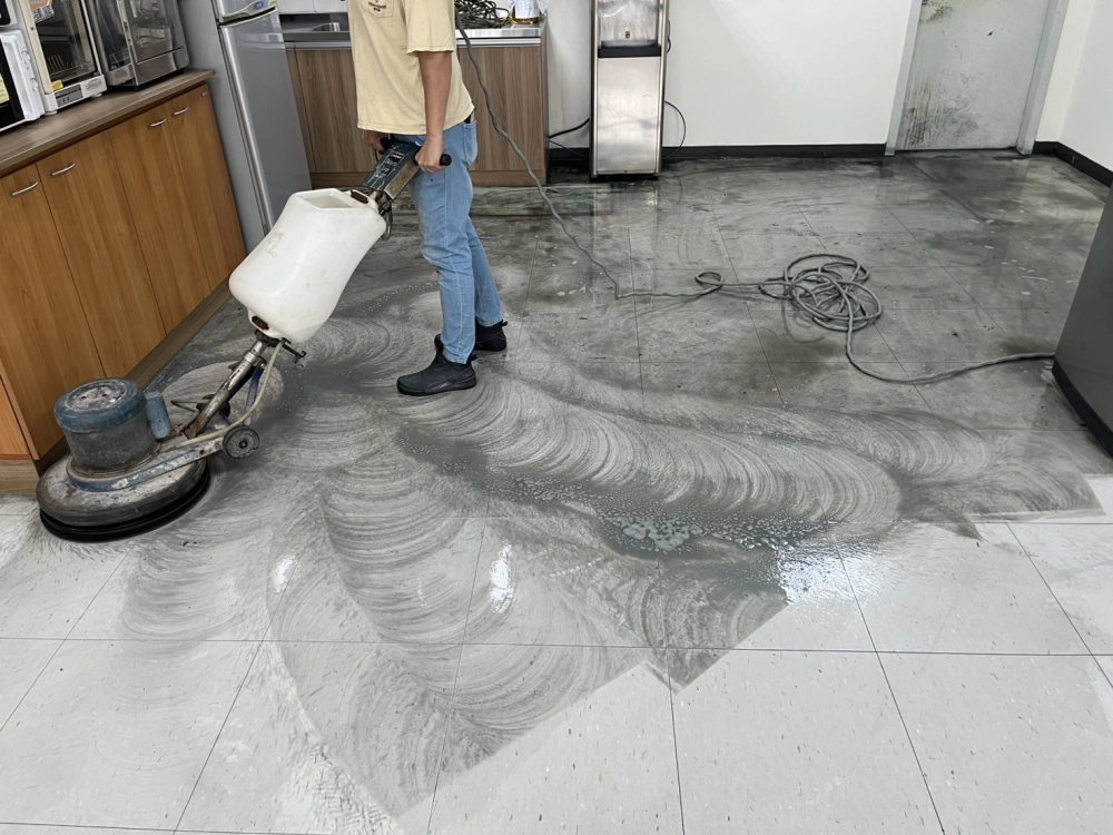 員工休息室塑膠地板十多年未洗過