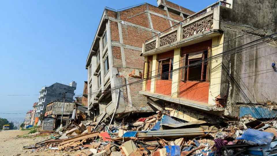 地震把櫃子震倒怎麼辦？系統櫃耐震固定、層板防落與吊掛五金全攻略