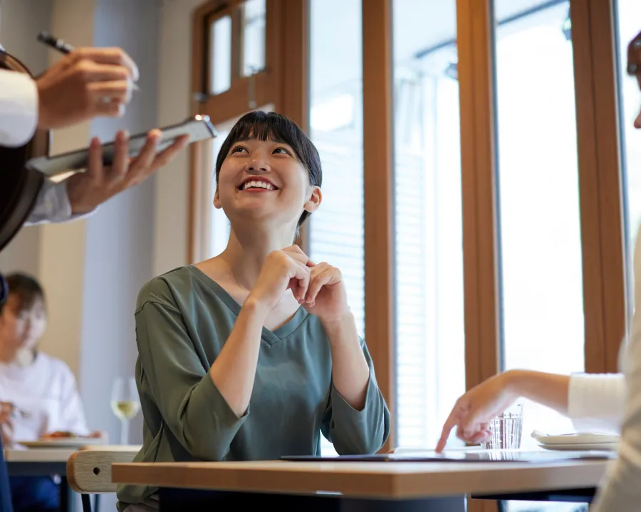 餐飲店翻桌率太低?可能是椅子太舒服!揭秘商業空間的「心理學設計」與動線陷阱