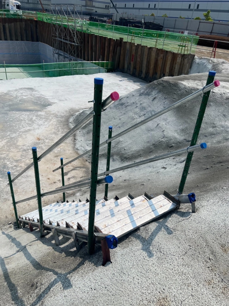 上下設備、爬梯護蘢