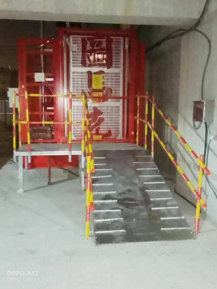 施工電梯待機平台，防穿刺護欄、乙圍，施工電梯周邊防護網