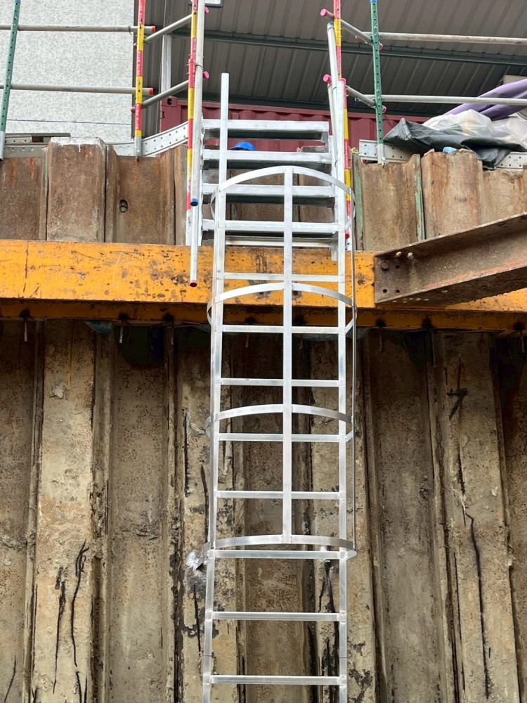 上下設備、爬梯護蘢