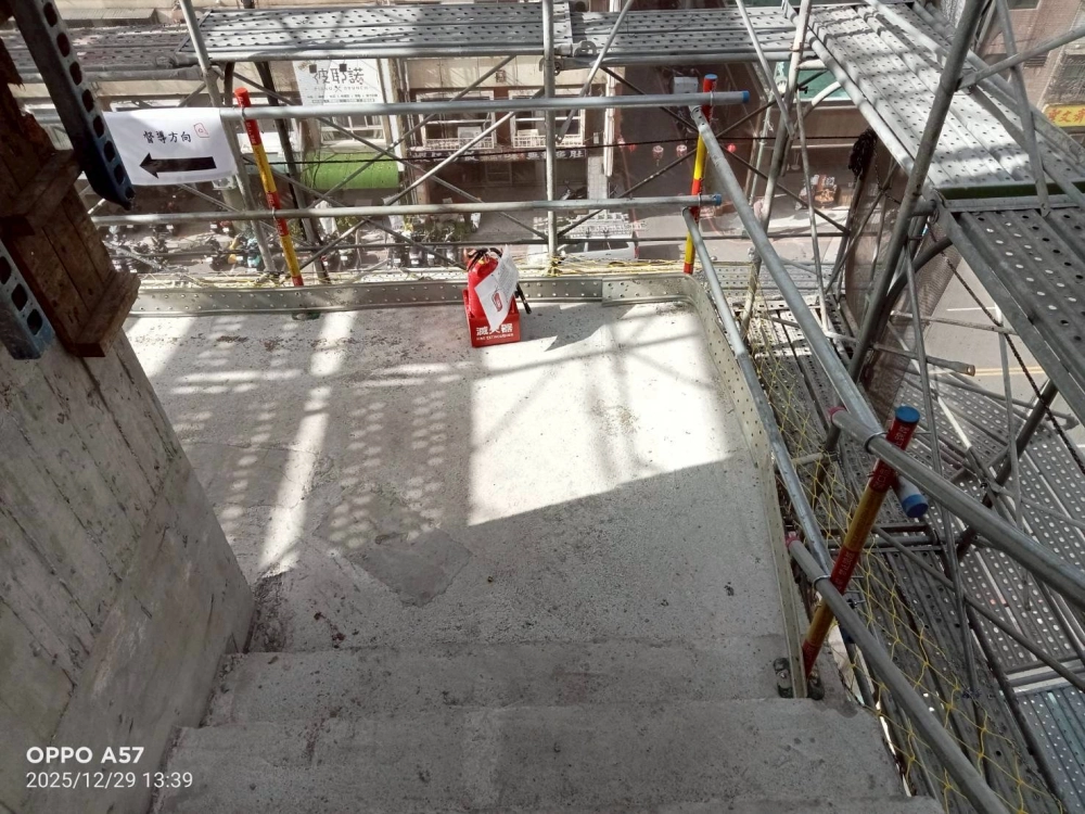 安全欄杆+踢腳板+圍網施作、開挖原土護欄