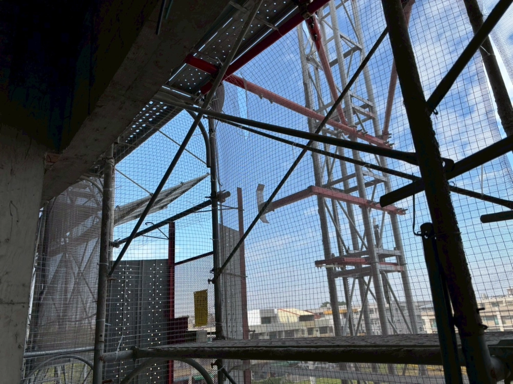 施工電梯待機平台，防穿刺護欄、乙圍，施工電梯周邊防護網