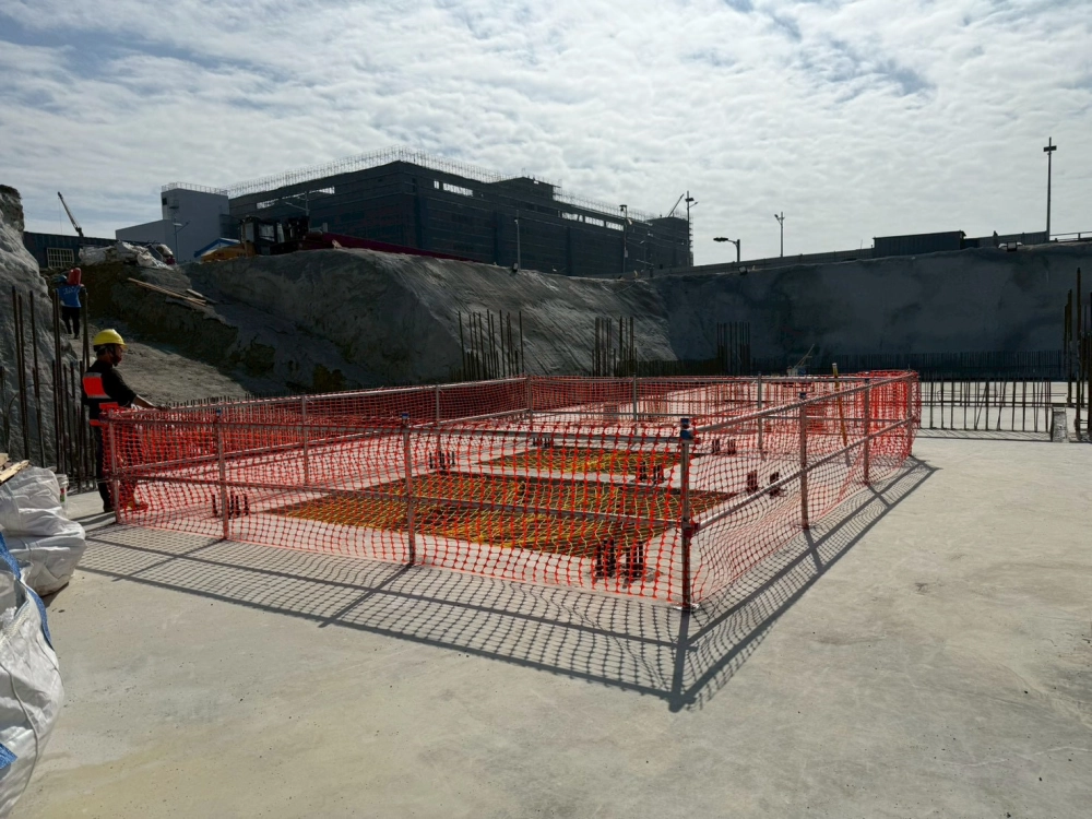 安全欄杆+踢腳板+圍網施作、開挖原土護欄