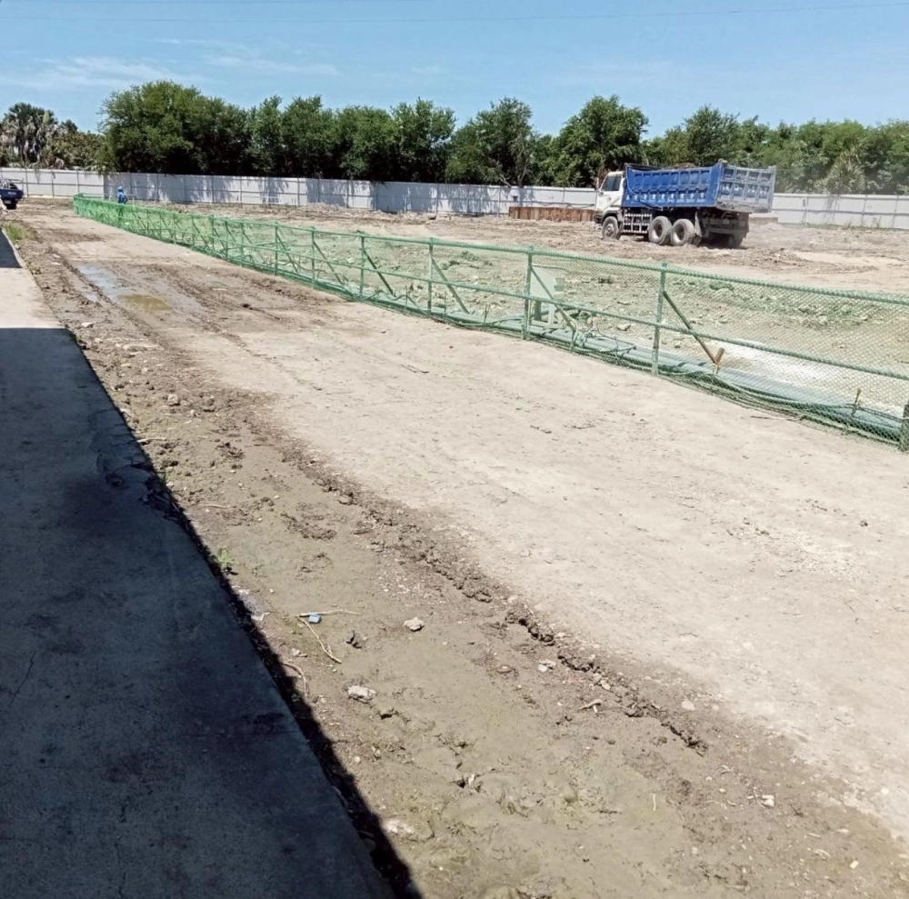 安全欄杆+踢腳板+圍網施作、開挖原土護欄