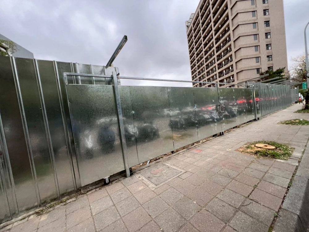 甲種圍籬+警示燈