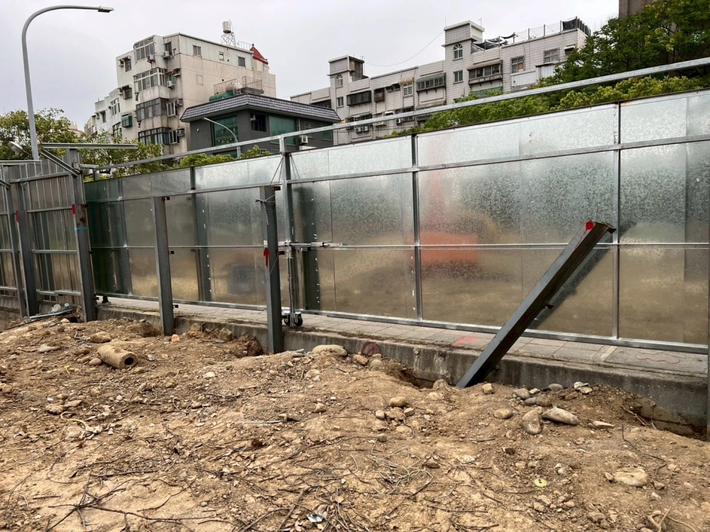 甲種圍籬+警示燈