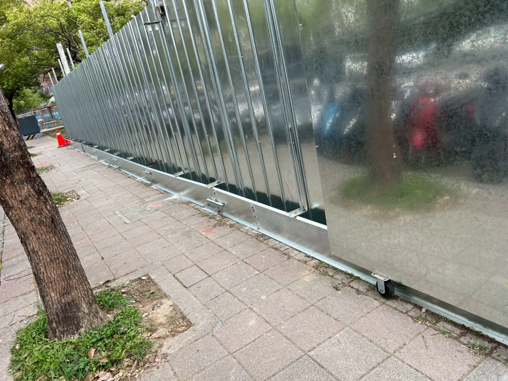 甲種圍籬+警示燈