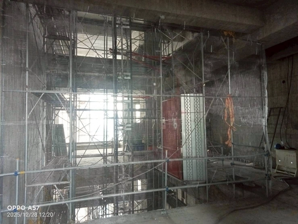 施工電梯待機平台，防穿刺護欄、乙圍，施工電梯周邊防護網