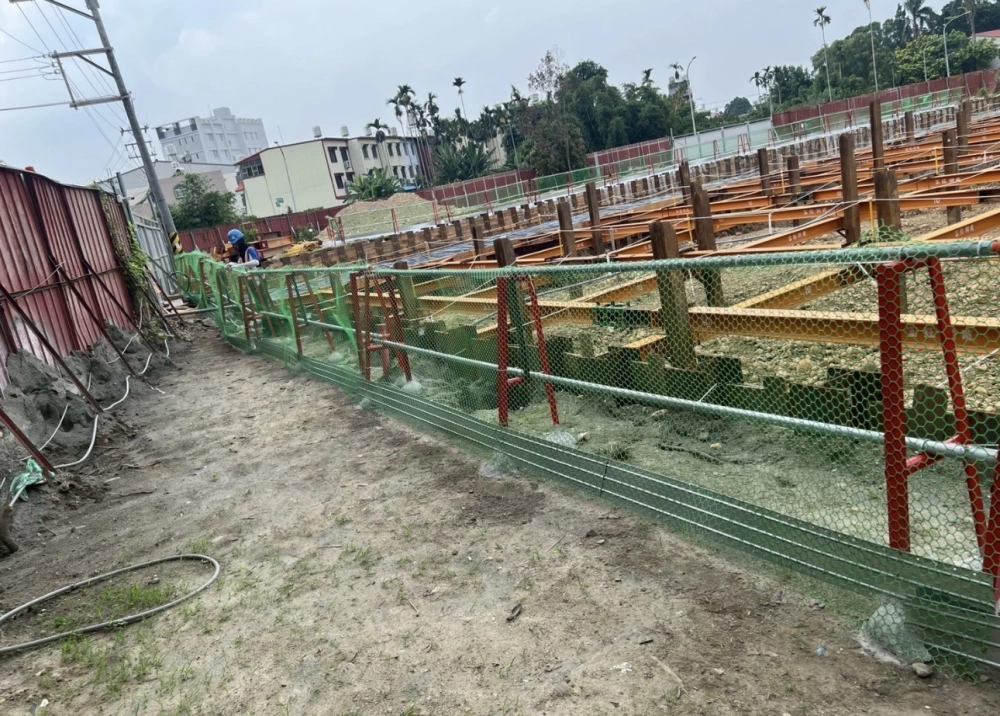 安全欄杆+踢腳板+圍網施作、開挖原土護欄