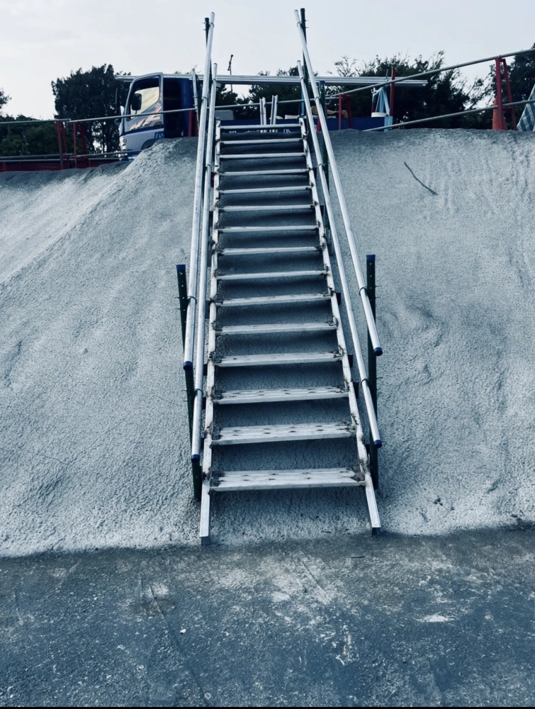 上下設備、爬梯護蘢