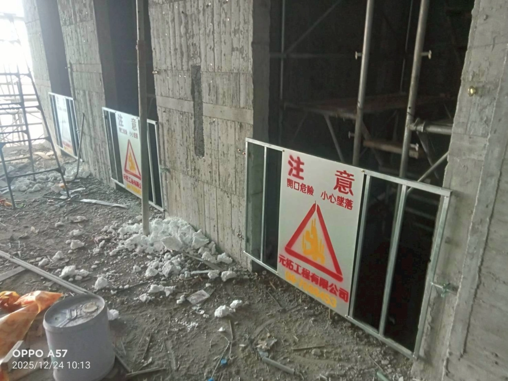 電梯井安全柵欄、告示牌